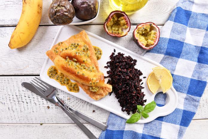 Salos restoranuose žuvis patiekiama su vaisiais.