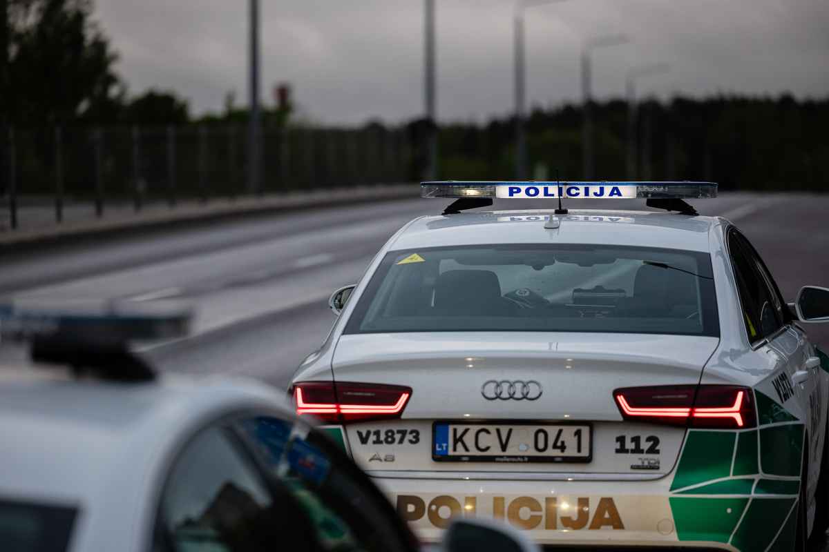Klaipėdoje: Gedminų g., viešoje vietoje, pas 2004 m. gimusį vyrą rasta augalinės kilmės galimai draudžiamos medžiagos,…