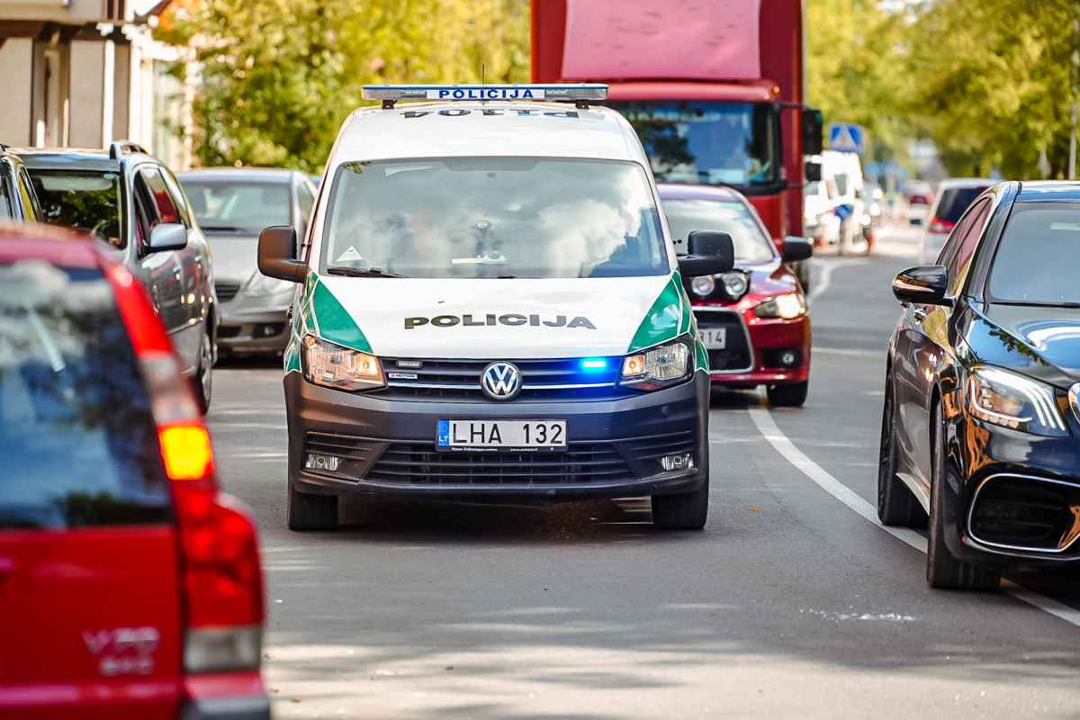 Vilniuje: Čiobiškio g., automobilių stovėjimo aikštelėje, nenustatytas asmuo nenustatytu skysčiu apipylė automobilį…