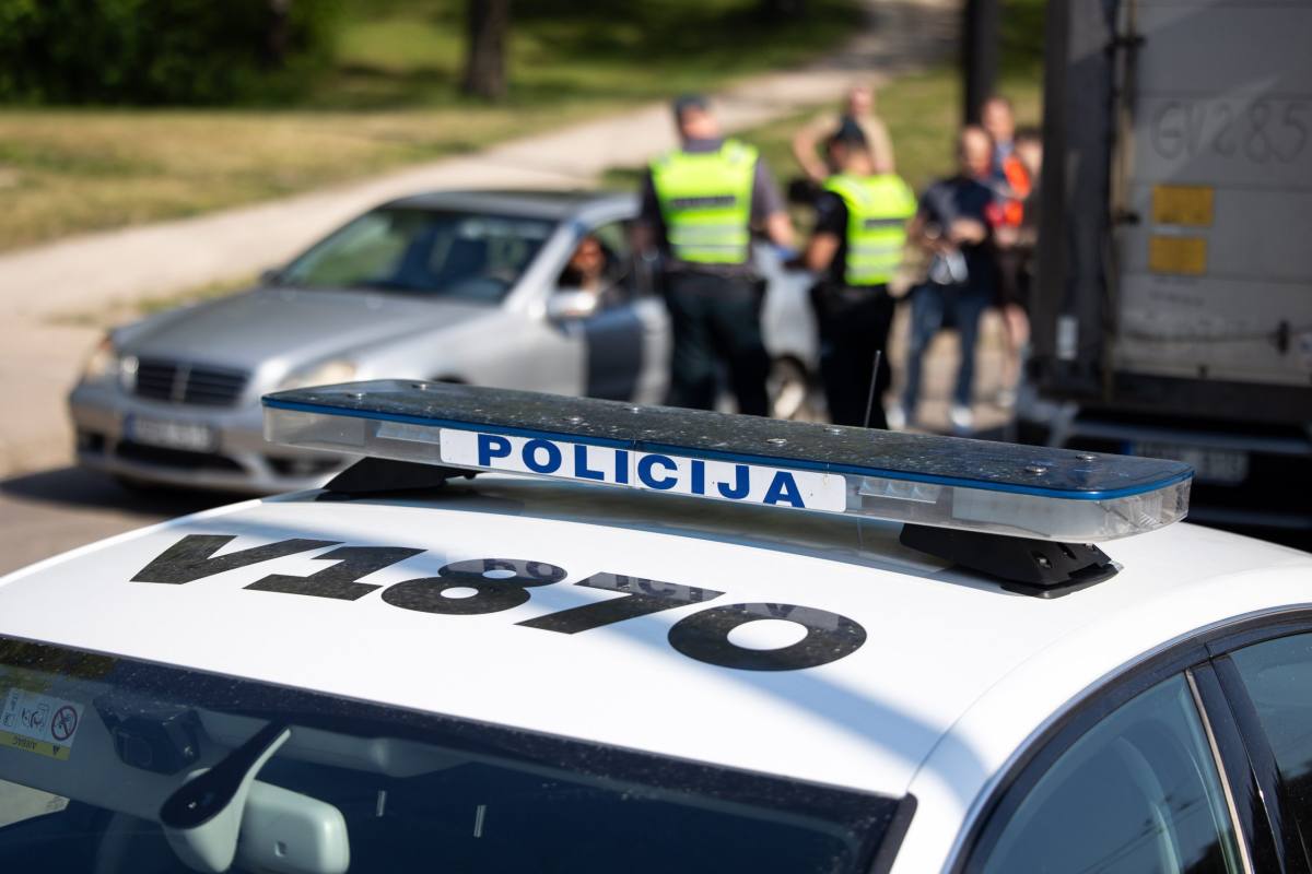 Kupiškyje: Vytauto g., išdaužtas parduotuvės durų stiklas. Turtinė žala – 500 eurų